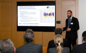 Prof. Dendorfer erläutert das Regensburg Center of Biomedical Engineering. Quelle: OTH Regensburg